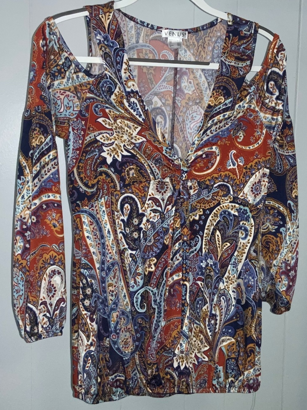 Venus cold shoulder paisley print top Sz M long sleeve